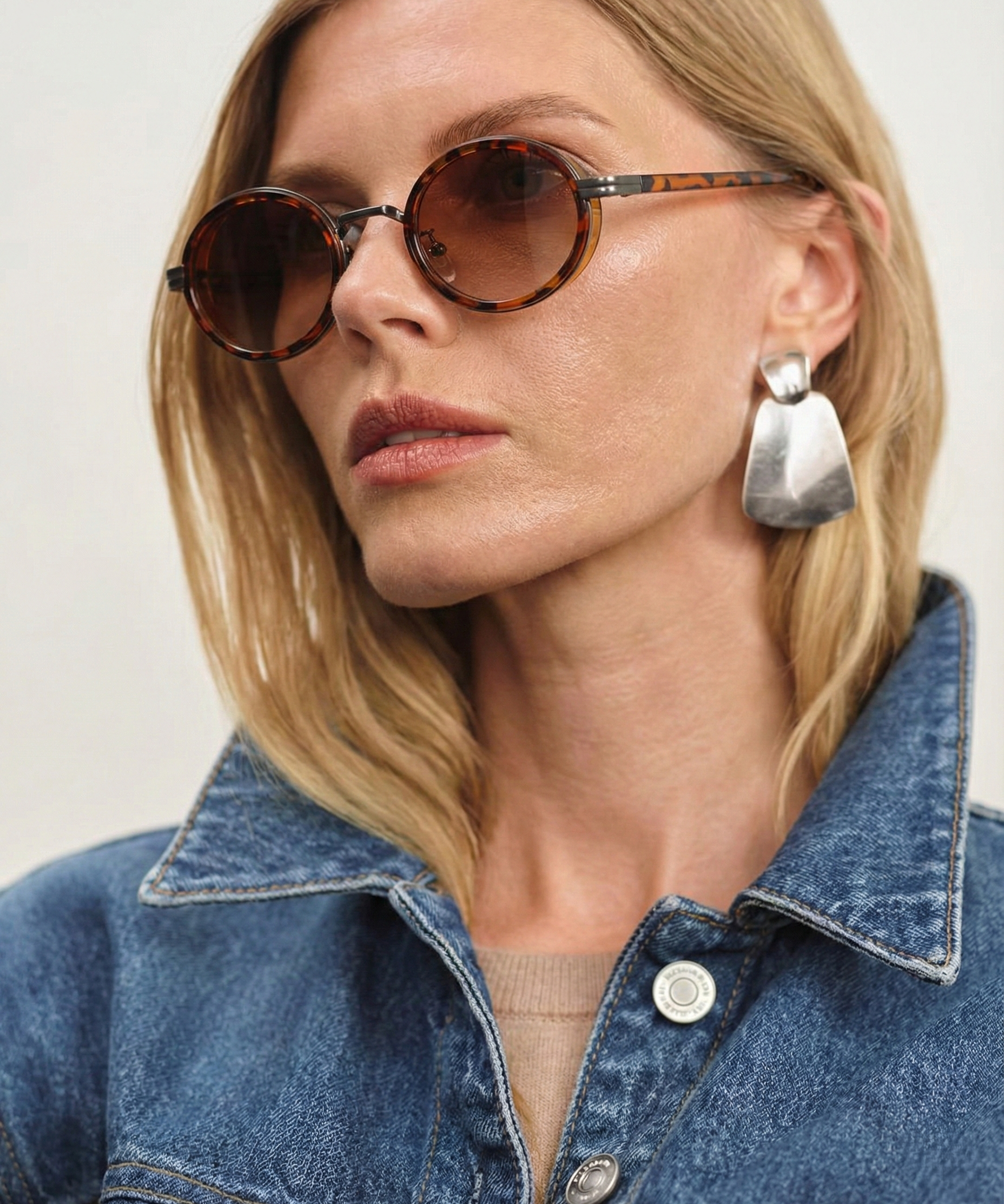 Valencia | Icon Sunglasses with Oval Frame Gold Detailing