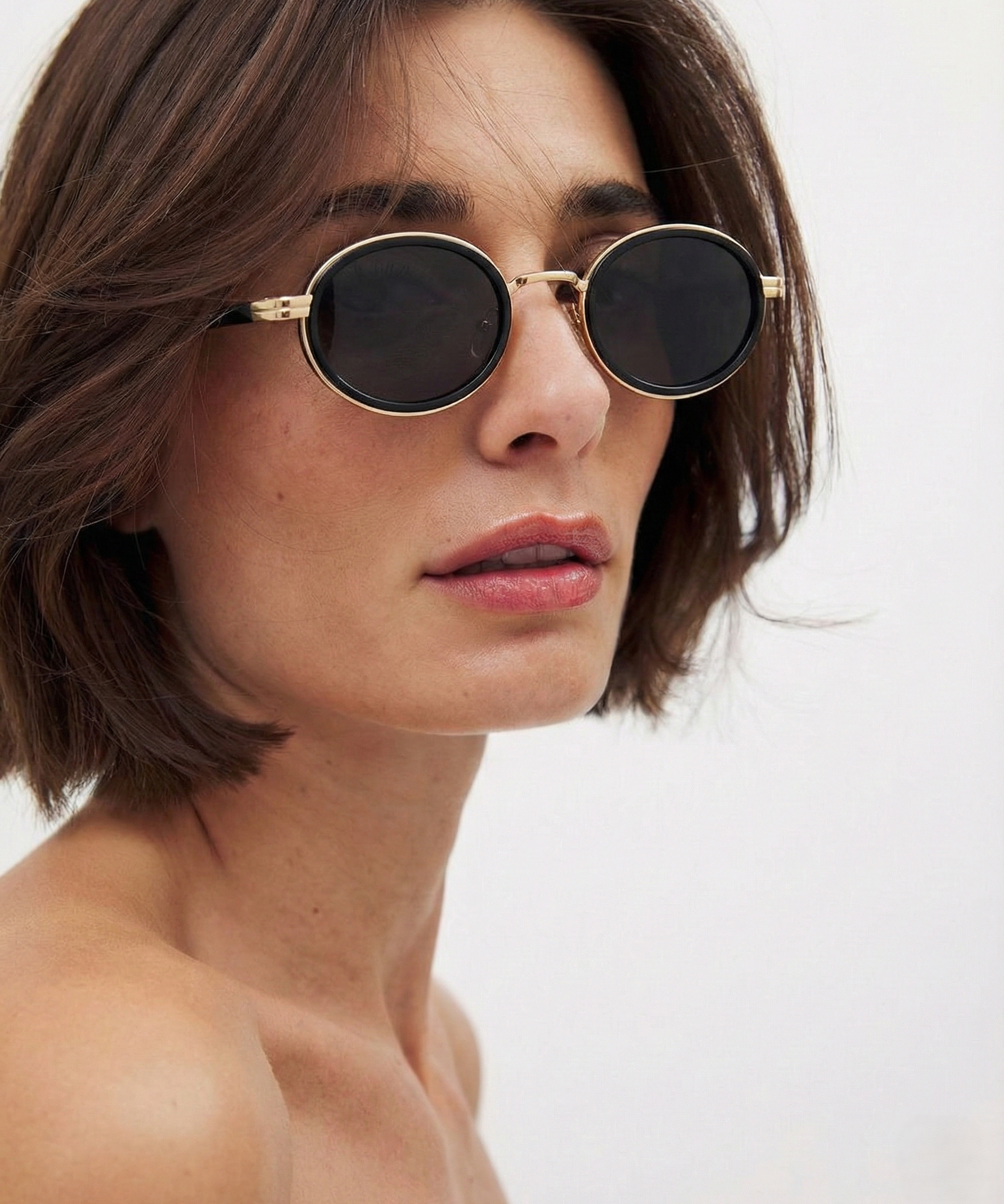 Valencia | Icon Sunglasses with Oval Frame Gold Detailing